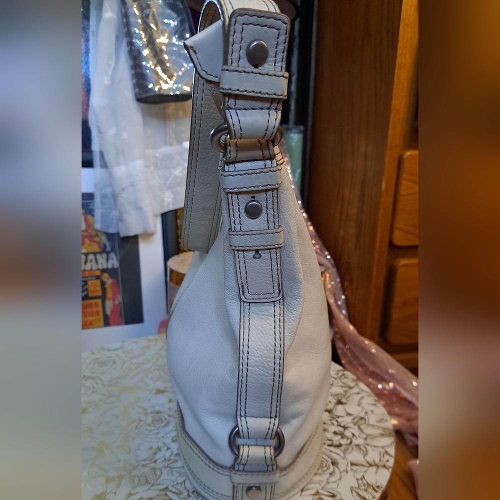 Fossil Off White Leather Shoulder Bag with Silver Hardware. - Picture 4 of 13